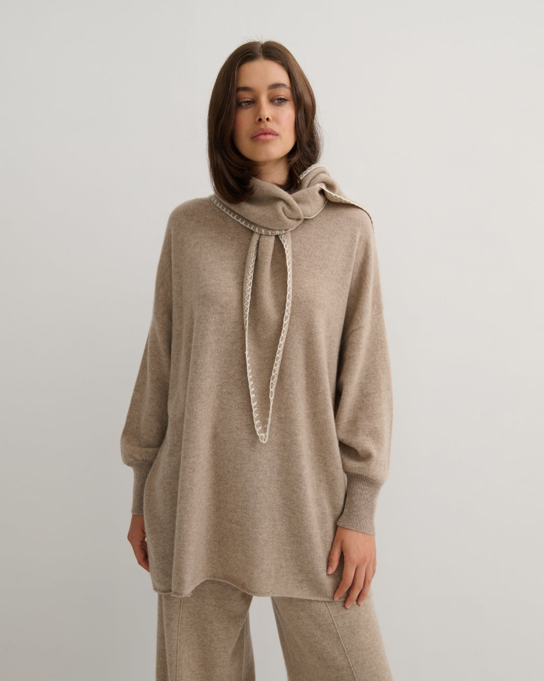 CASHMERE CONTRAST STITCH TRIANGLE SCARF - SHIITAKE RAW
