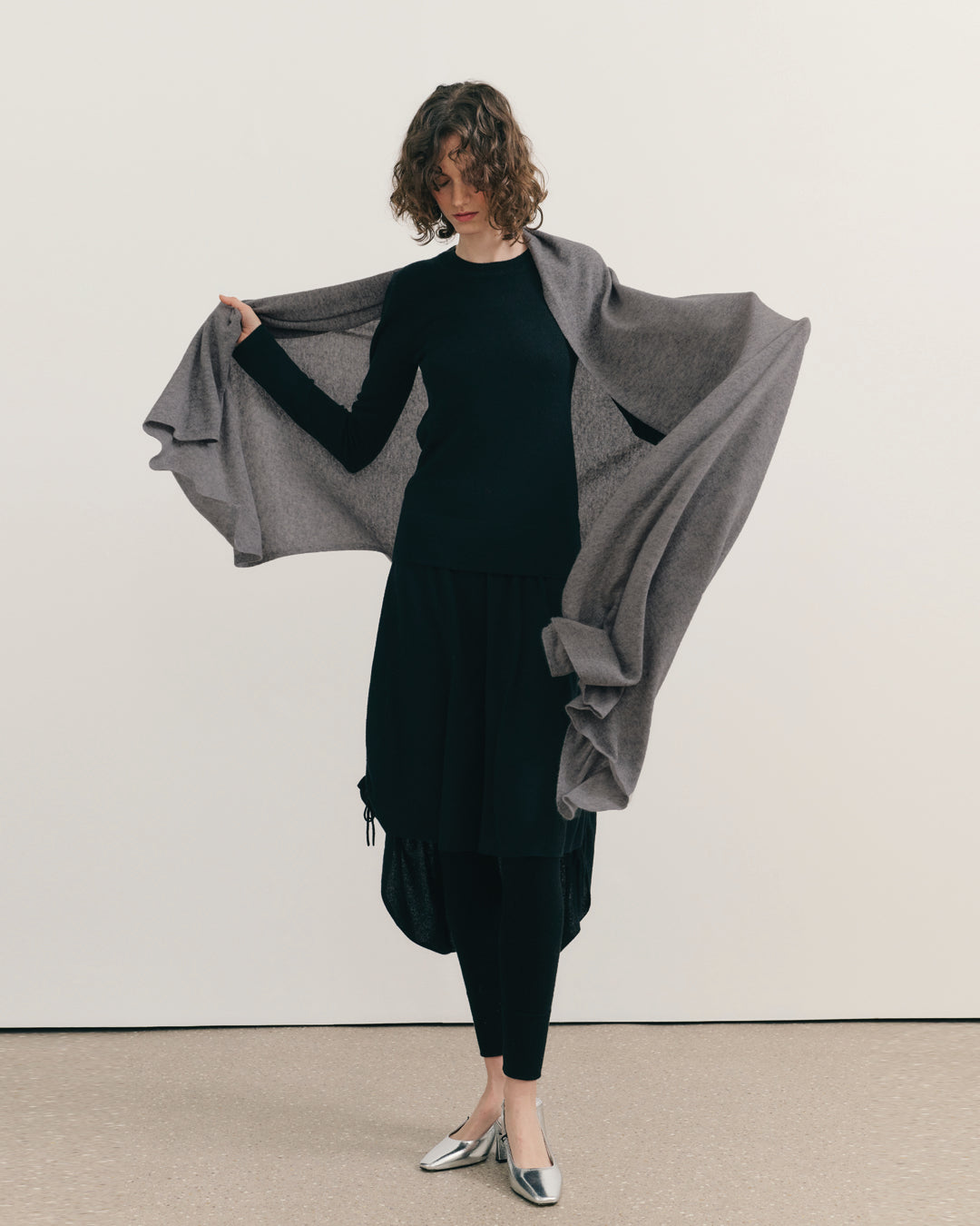OVERSIZED CASHMERE TRAVEL WRAP - DARK GREY