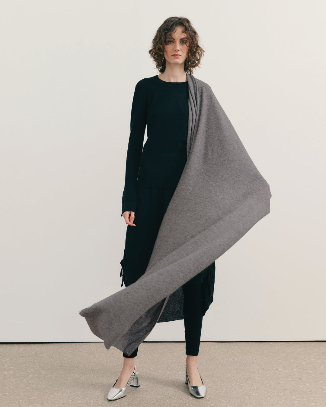 OVERSIZED CASHMERE TRAVEL WRAP - DARK GREY