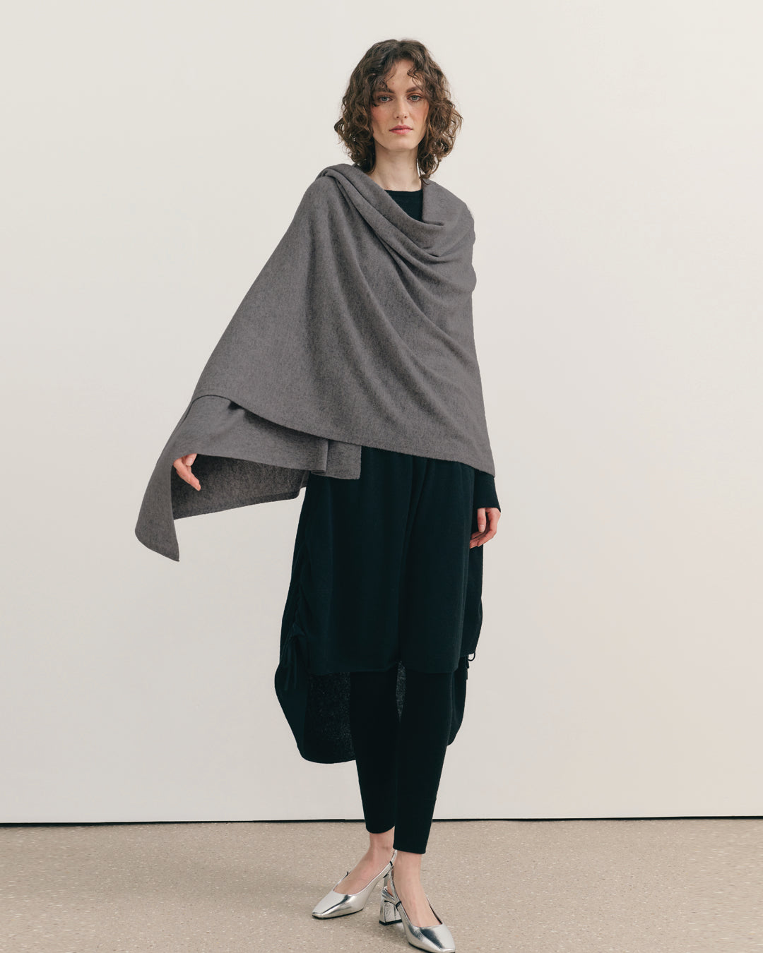 OVERSIZED CASHMERE TRAVEL WRAP - DARK GREY