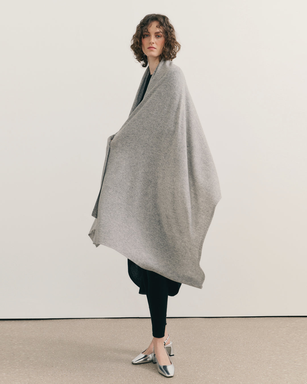 OVERSIZED CASHMERE TRAVEL WRAP - STEEL GREY