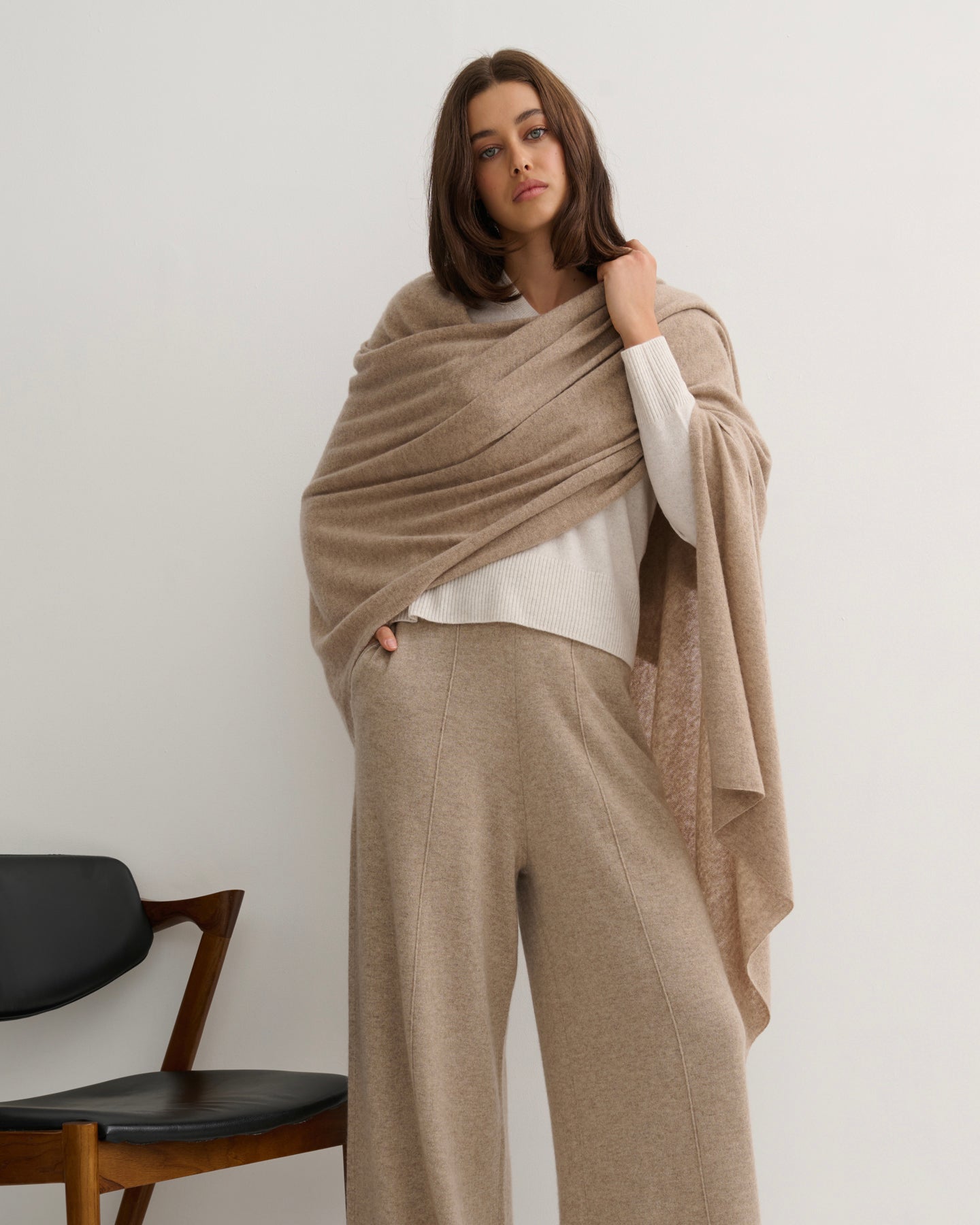 OVERSIZED CASHMERE TRAVEL WRAP - WHEAT