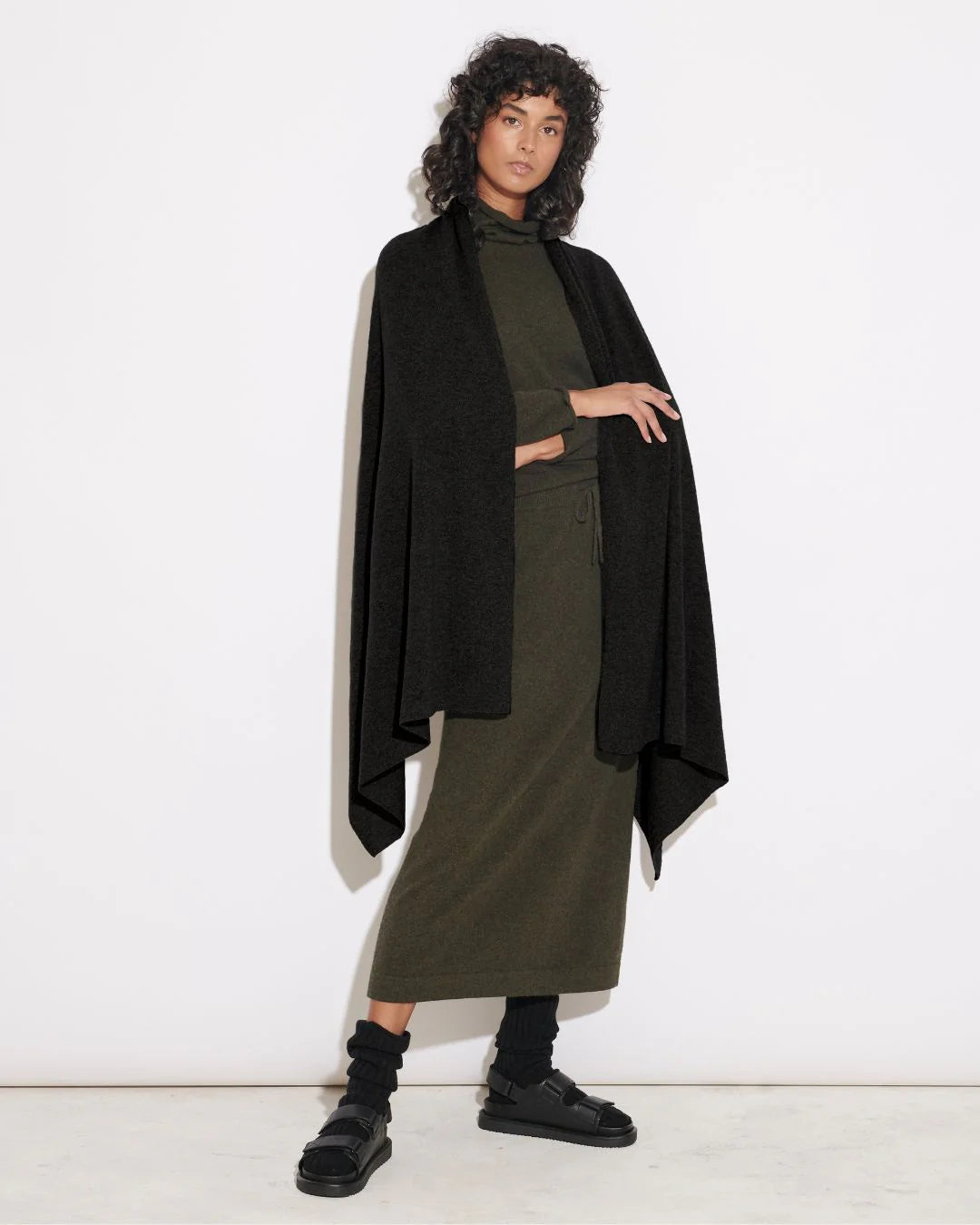 OVERSIZED CASHMERE TRAVEL WRAP - BLACK