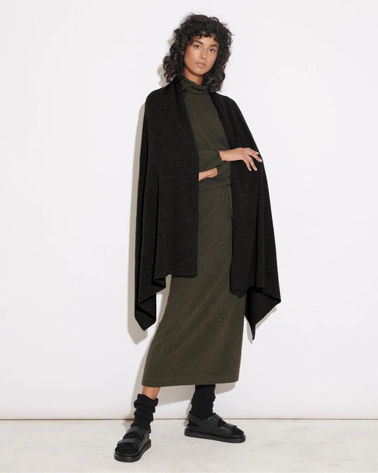 OVERSIZED CASHMERE TRAVEL WRAP - BLACK