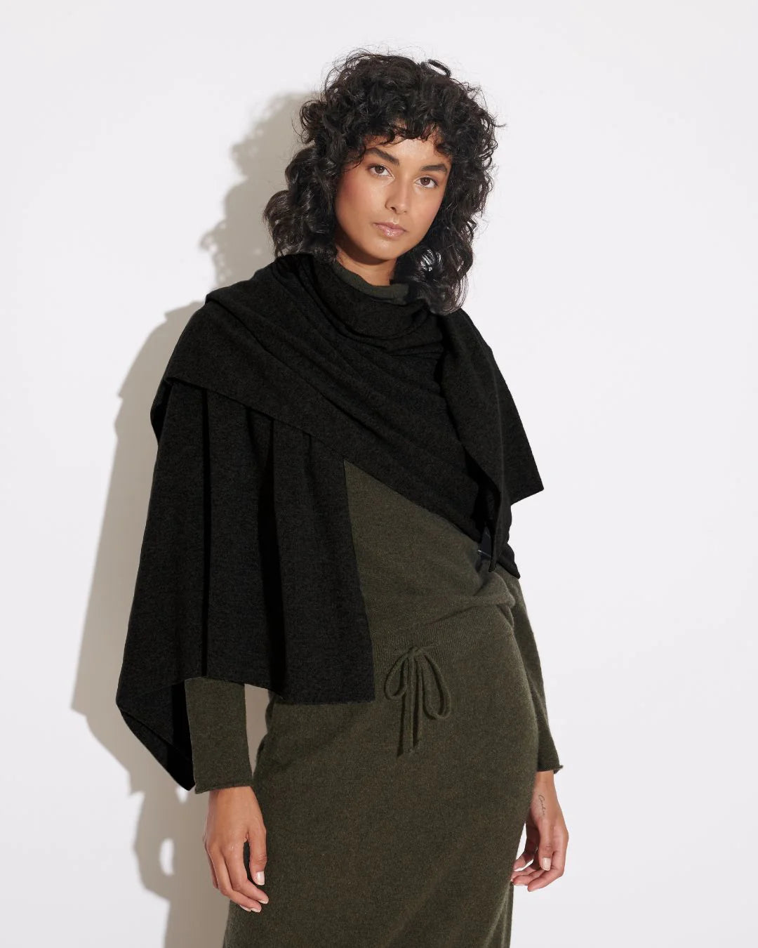 OVERSIZED CASHMERE TRAVEL WRAP - BLACK