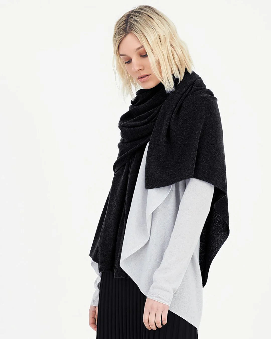OVERSIZED CASHMERE TRAVEL WRAP - BLACK