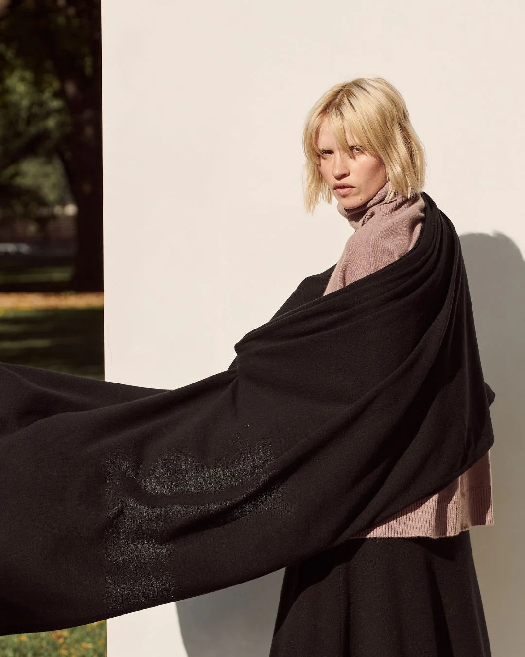 OVERSIZED CASHMERE TRAVEL WRAP - BLACK