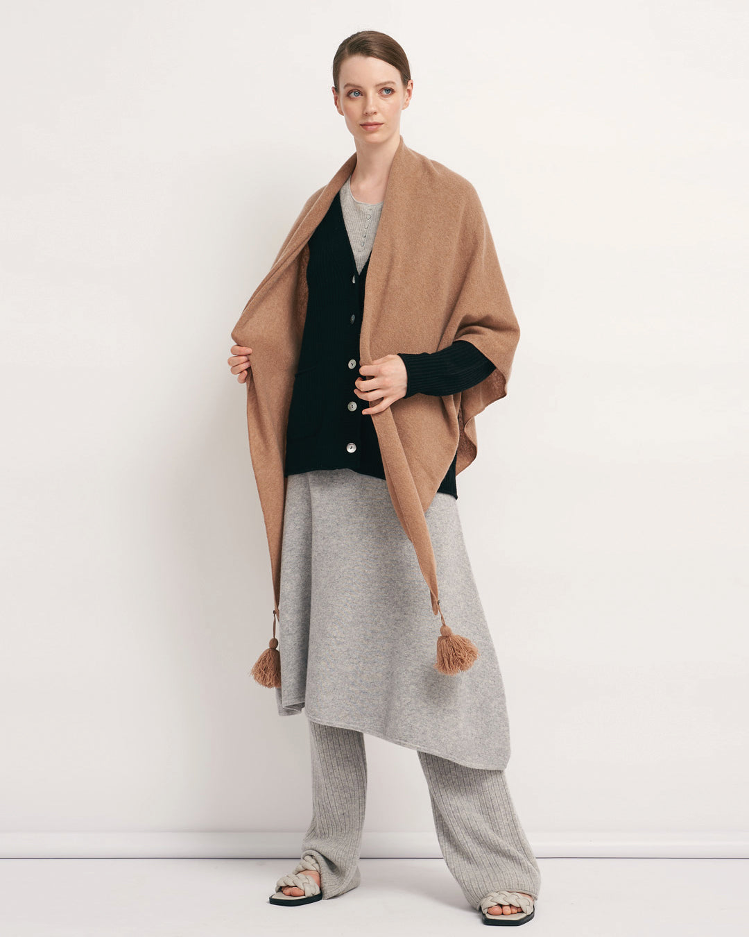 OVERSIZED CASHMERE TRIANGLE SHAW - CARAMEL