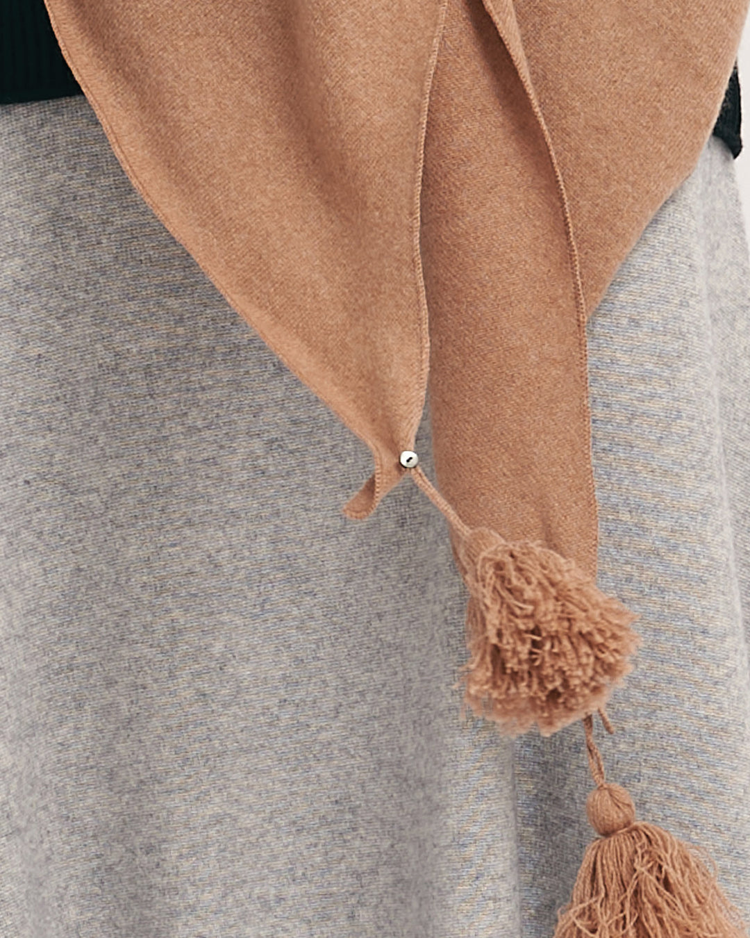 OVERSIZED CASHMERE TRIANGLE SHAW - CARAMEL