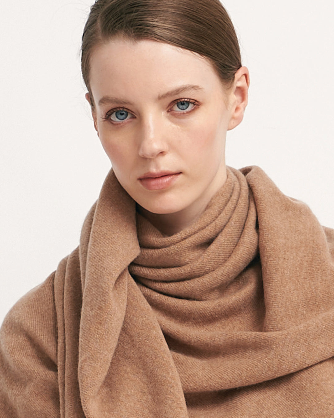 OVERSIZED CASHMERE TRIANGLE SHAW - CARAMEL