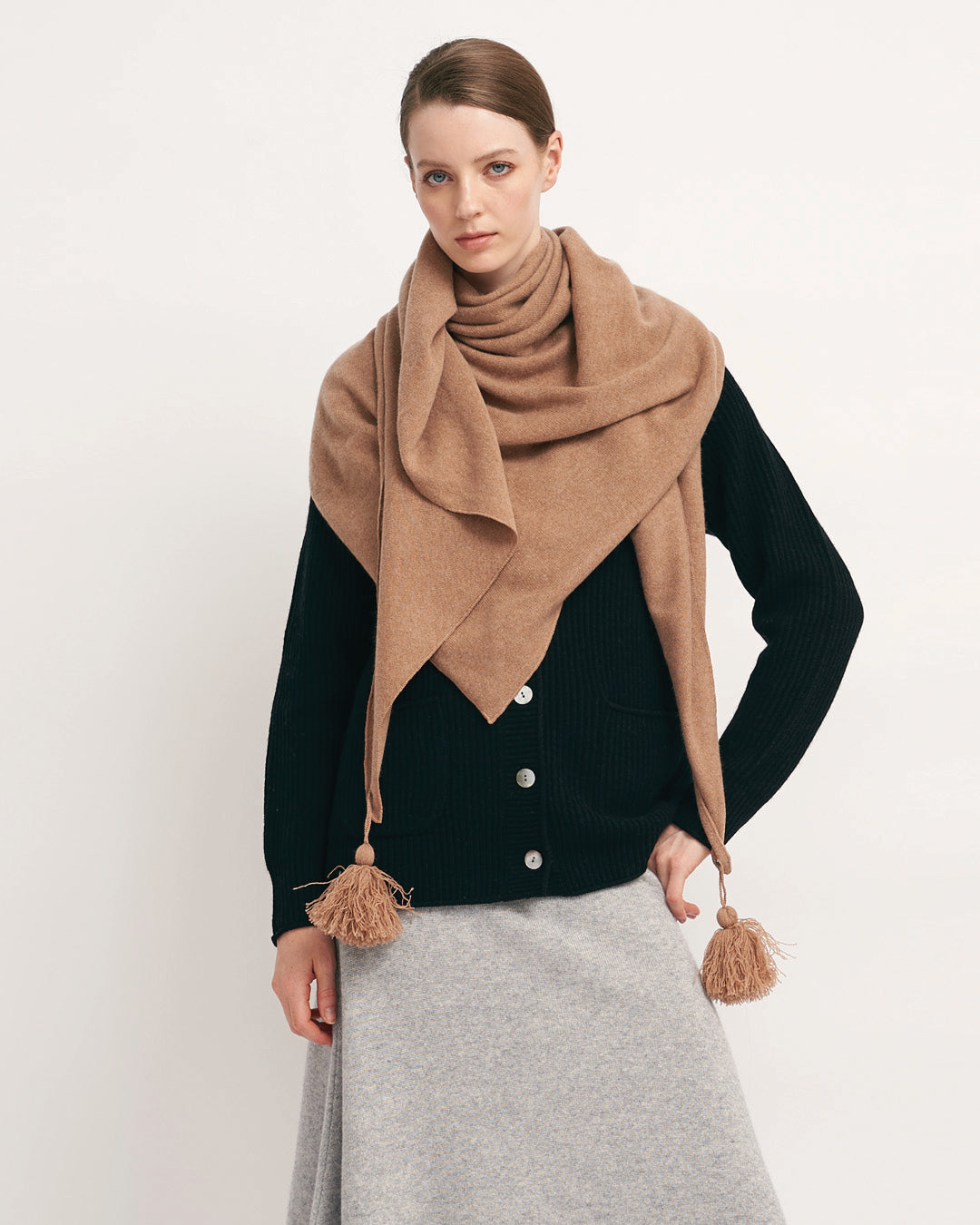 OVERSIZED CASHMERE TRIANGLE SHAW - CARAMEL