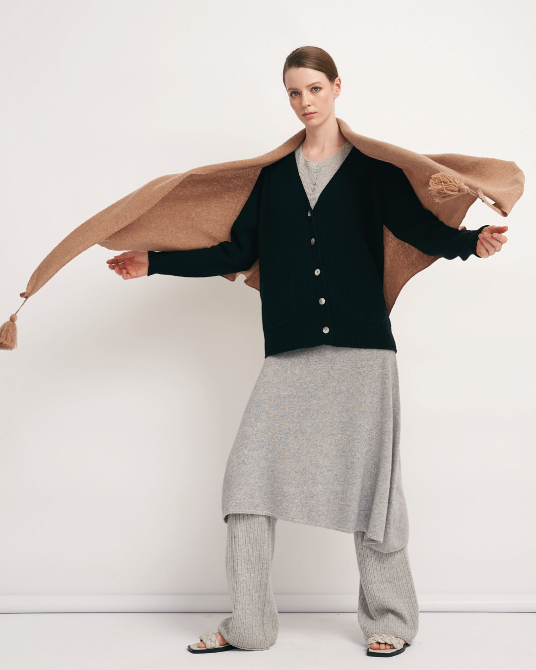 OVERSIZED CASHMERE TRIANGLE SHAW - CARAMEL
