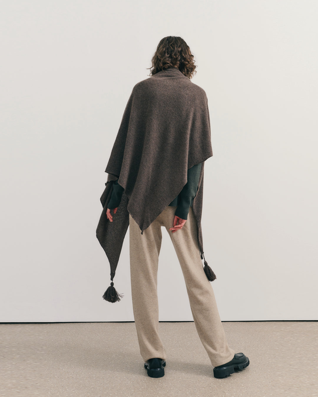 OVERSIZED CASHMERE TRIANGLE SHAW - CHESTNUT