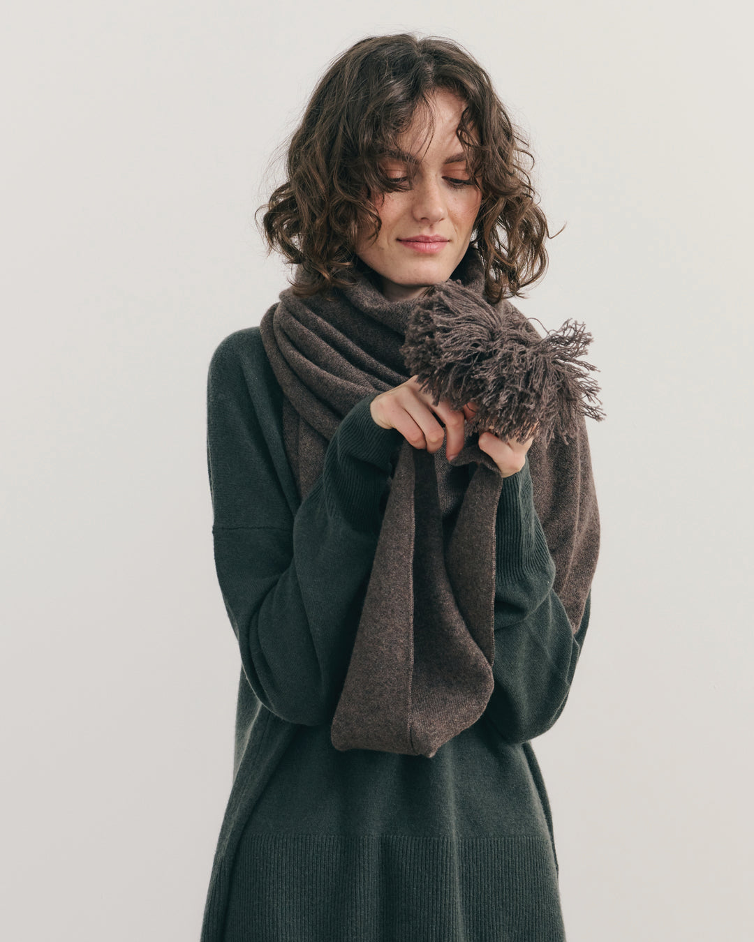 OVERSIZED CASHMERE TRIANGLE SHAW - CHESTNUT
