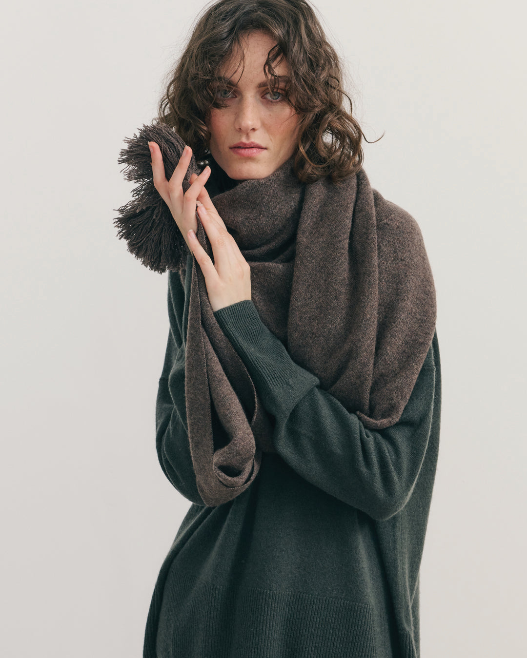 OVERSIZED CASHMERE TRIANGLE SHAW - CHESTNUT