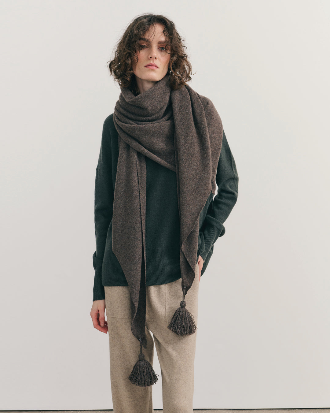 OVERSIZED CASHMERE TRIANGLE SHAW - CHESTNUT