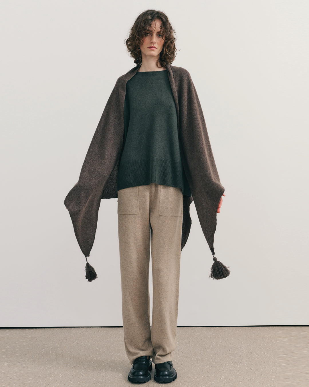 OVERSIZED CASHMERE TRIANGLE SHAW - CHESTNUT