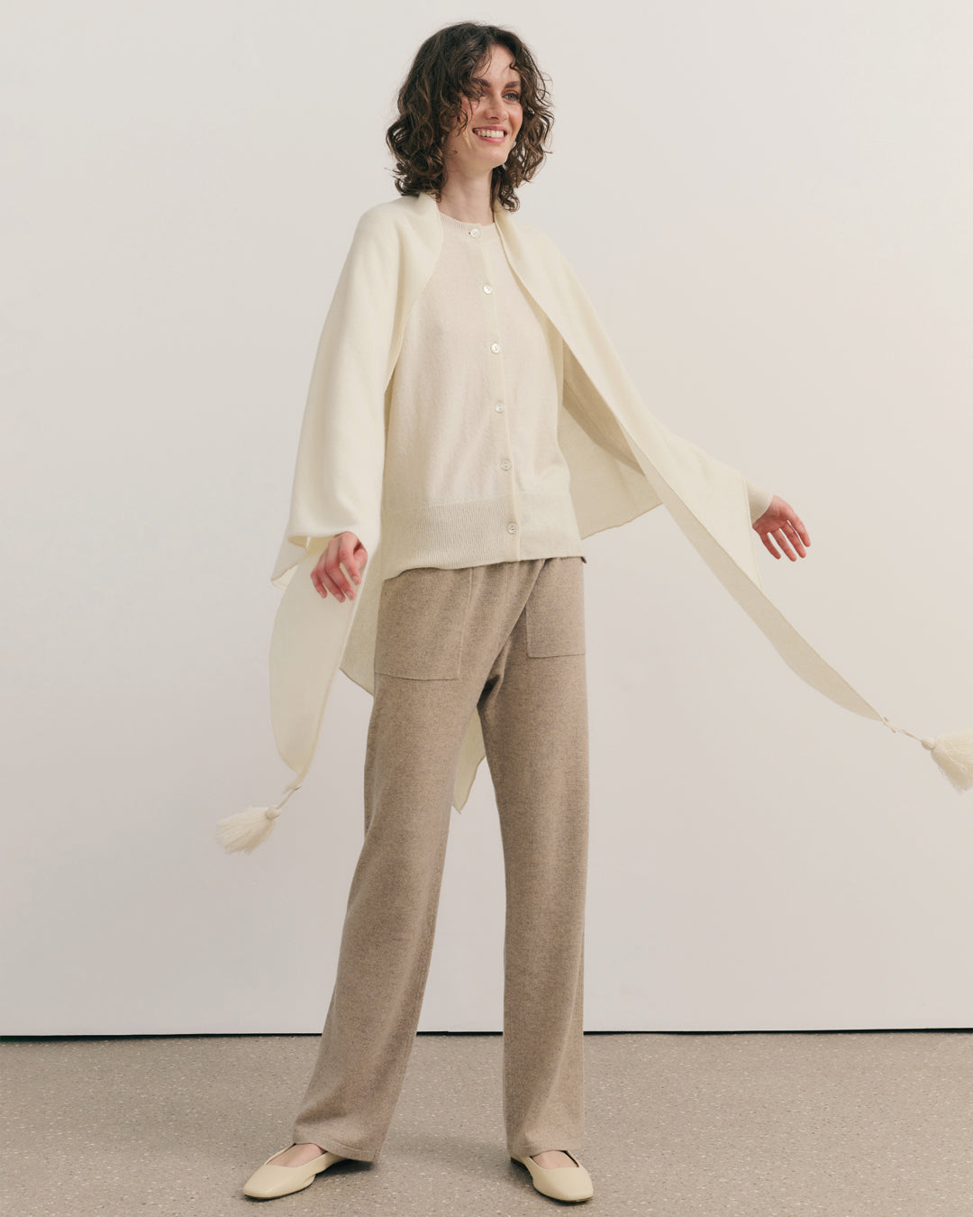 OVERSIZED CASHMERE TRIANGLE SHAW - CREAM RAW
