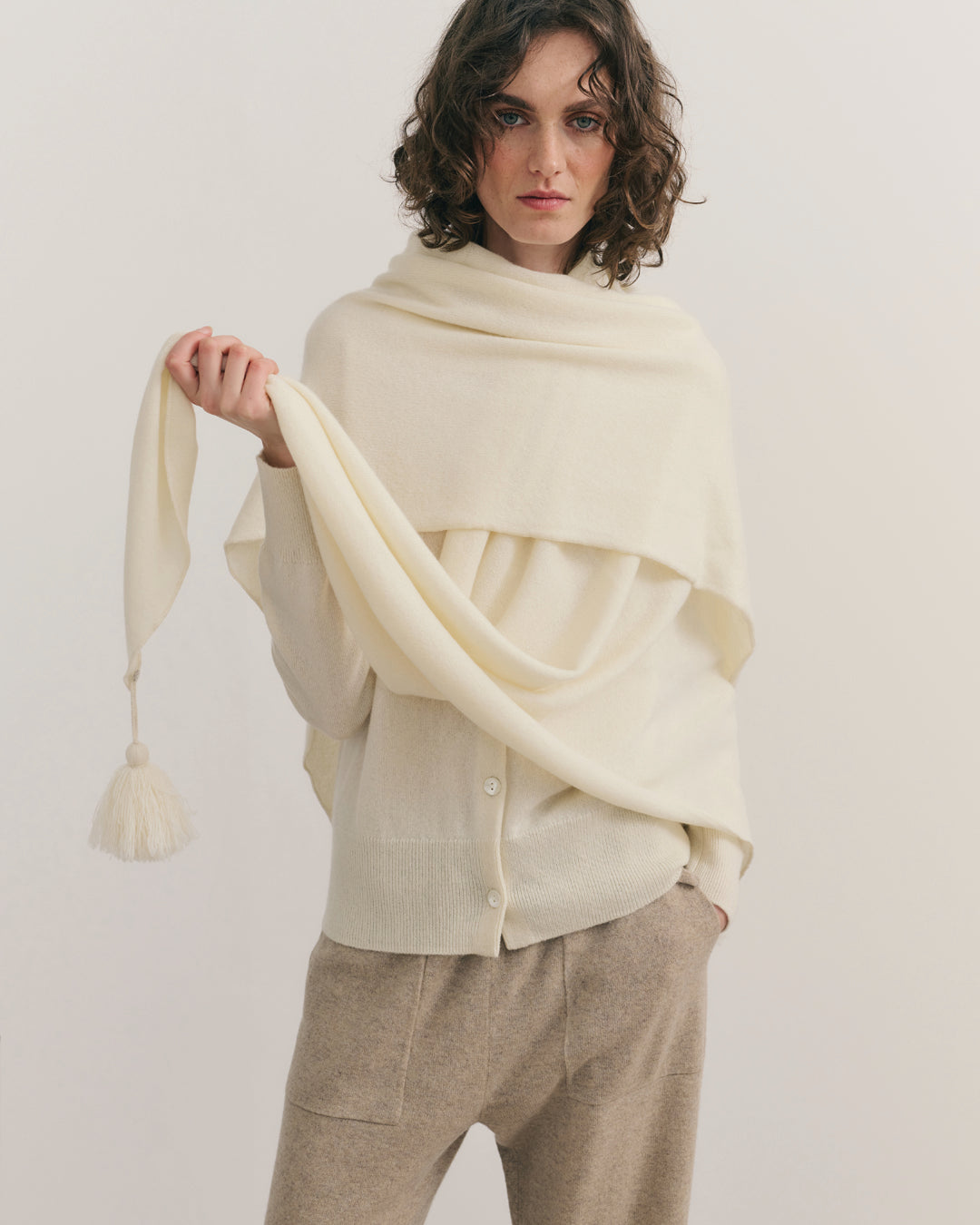 OVERSIZED CASHMERE TRIANGLE SHAW - CREAM RAW
