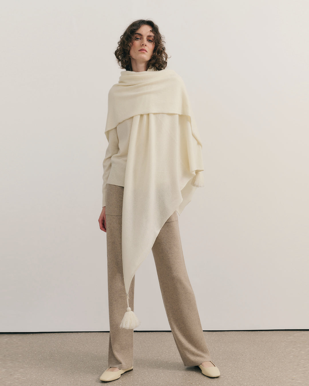 OVERSIZED CASHMERE TRIANGLE SHAW - CREAM RAW