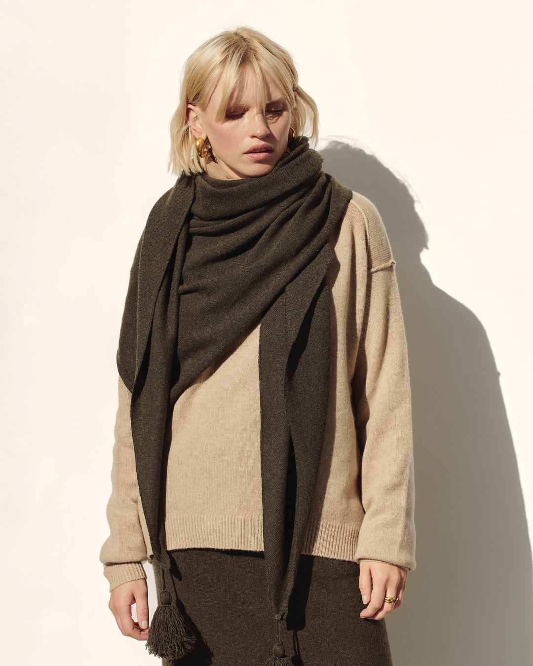 OVERSIZED CASHMERE TRIANGLE SHAW - MOSS GREEN