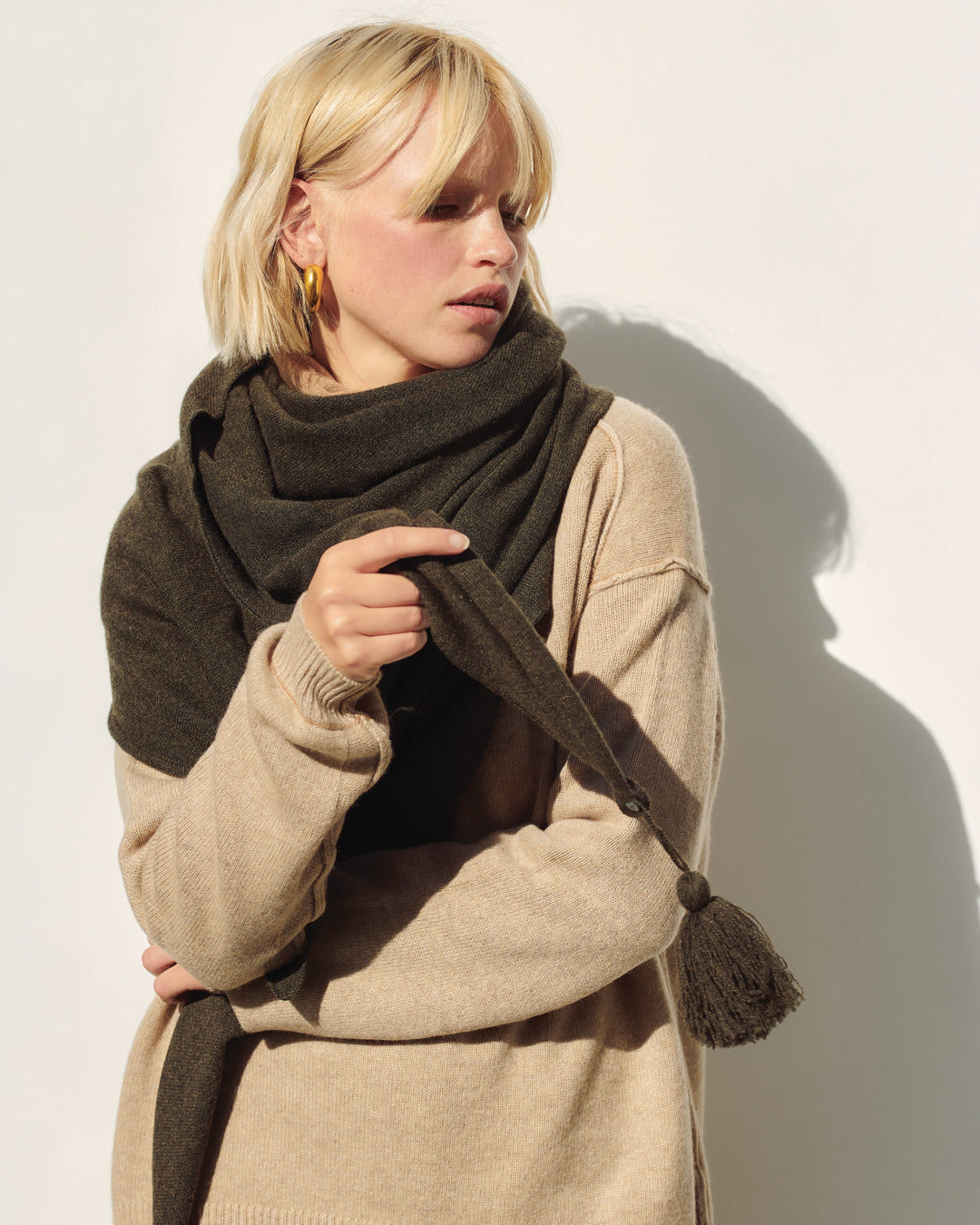 OVERSIZED CASHMERE TRIANGLE SHAW - MOSS GREEN