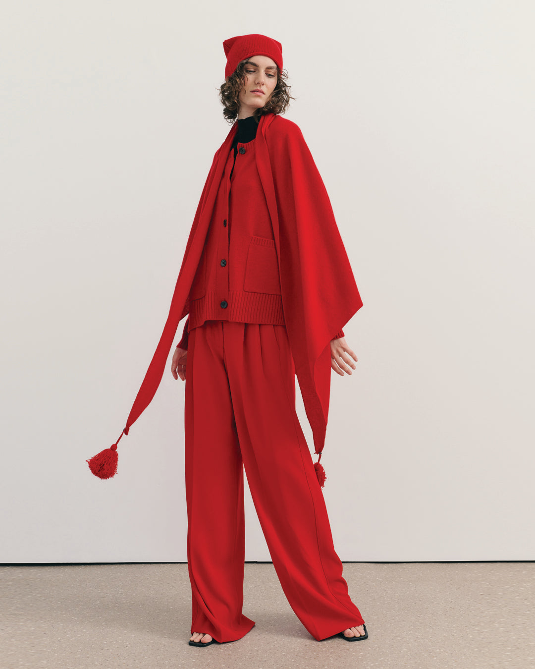 OVERSIZED CASHMERE TRIANGLE SHAW - SCARLET RED