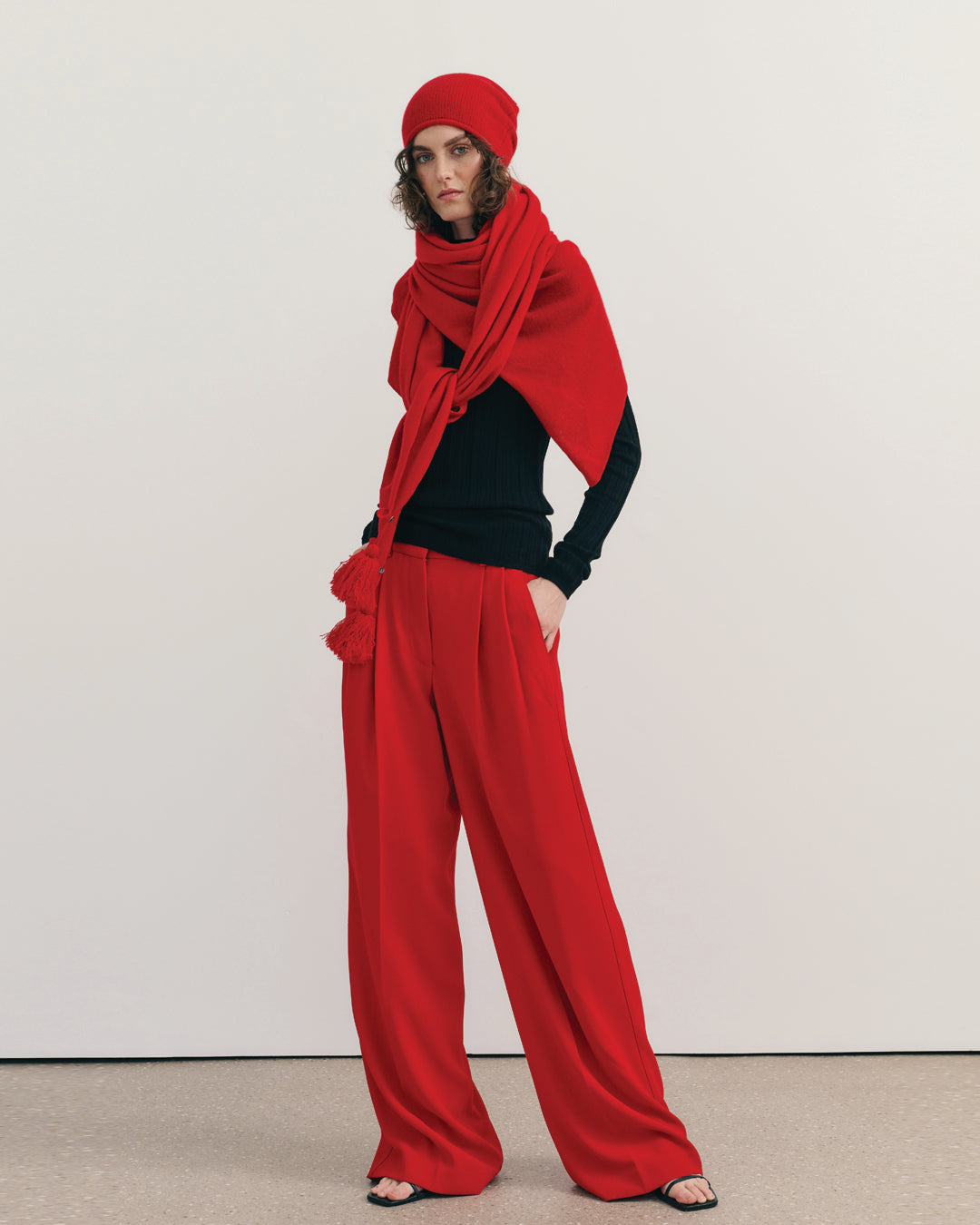 OVERSIZED CASHMERE TRIANGLE SHAW - SCARLET RED