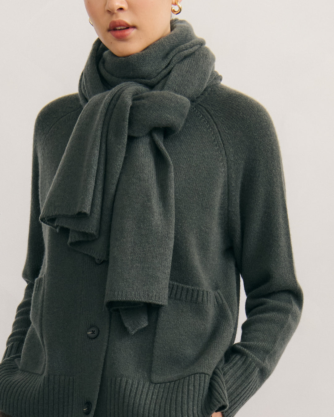 CHUNKY CREW NECK CASHMERE CARDIGAN DELUXE – TEA LEAF