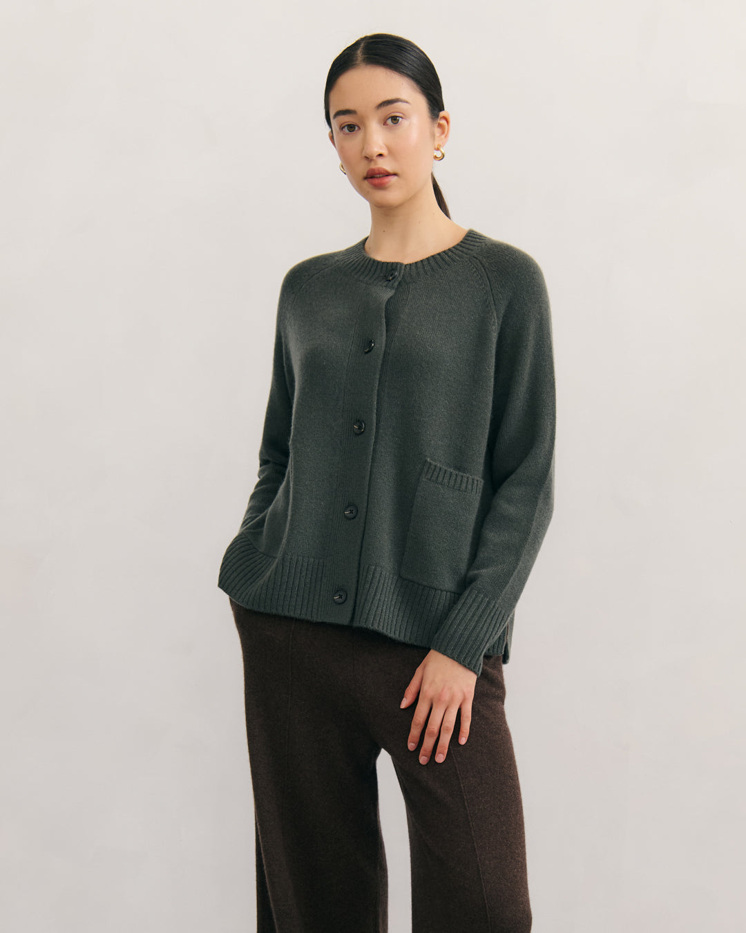 CHUNKY CREW NECK CASHMERE CARDIGAN DELUXE – TEA LEAF
