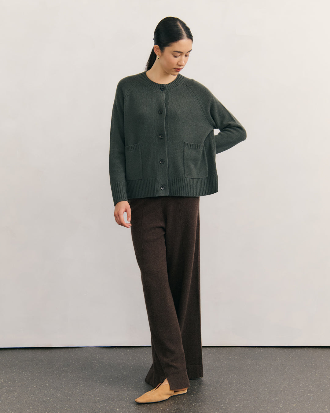 CHUNKY CREW NECK CASHMERE CARDIGAN DELUXE – TEA LEAF