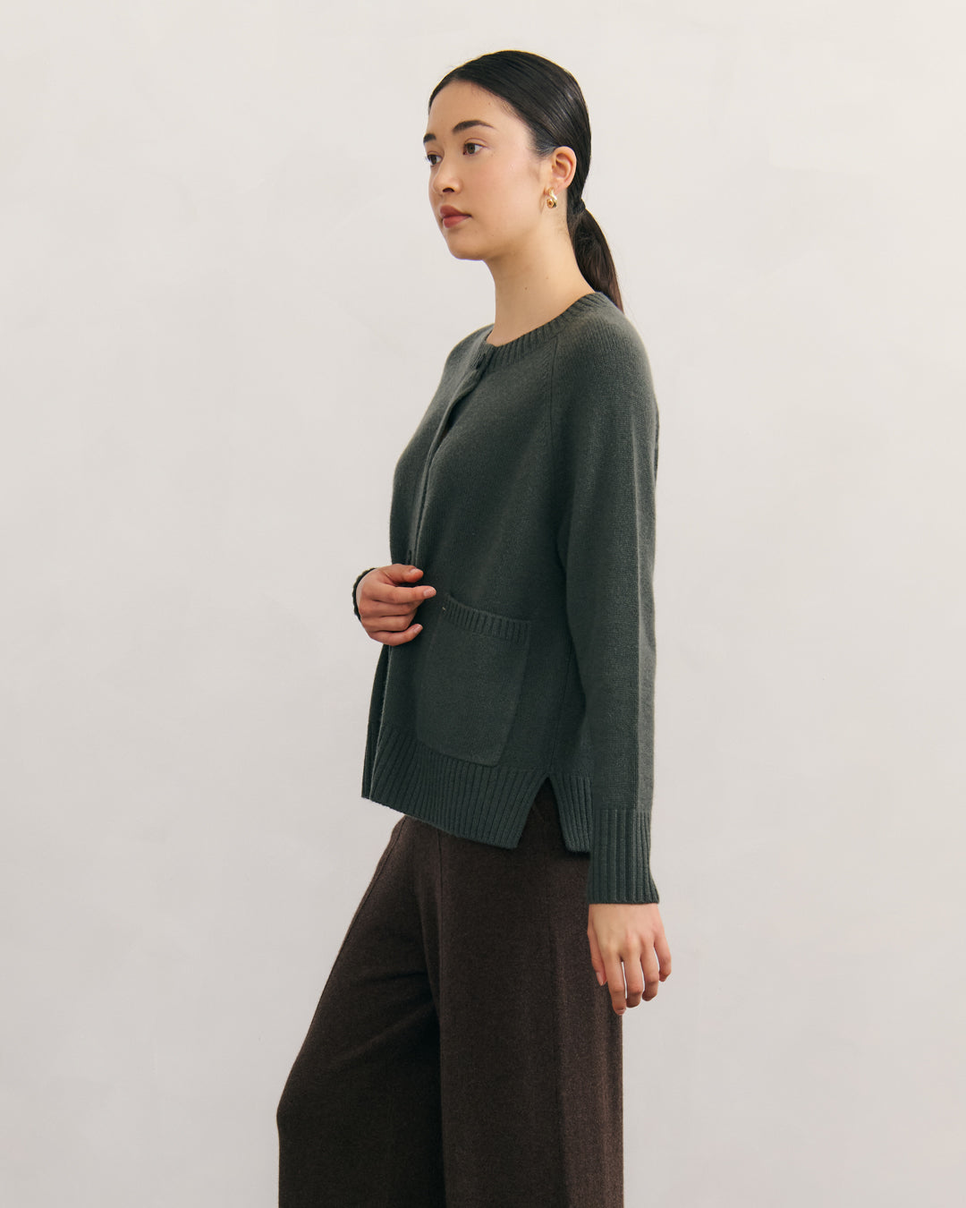 CHUNKY CREW NECK CASHMERE CARDIGAN DELUXE – TEA LEAF