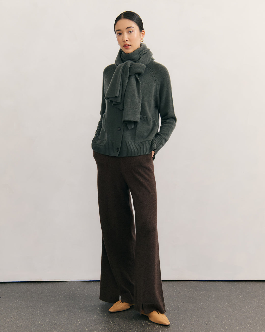 CHUNKY CREW NECK CASHMERE CARDIGAN DELUXE – TEA LEAF