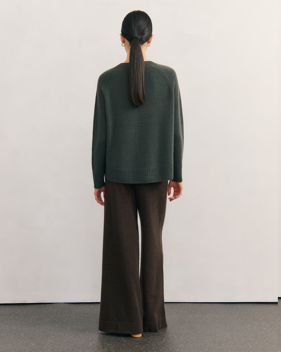 CHUNKY CREW NECK CASHMERE CARDIGAN DELUXE – TEA LEAF
