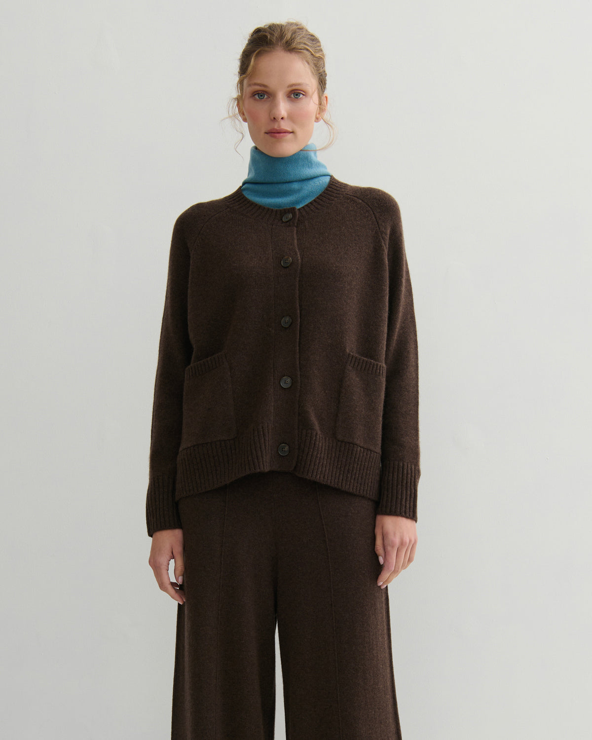 CHUNKY CREW NECK CASHMERE CARDIGAN DELUXE – CHOCOLATE