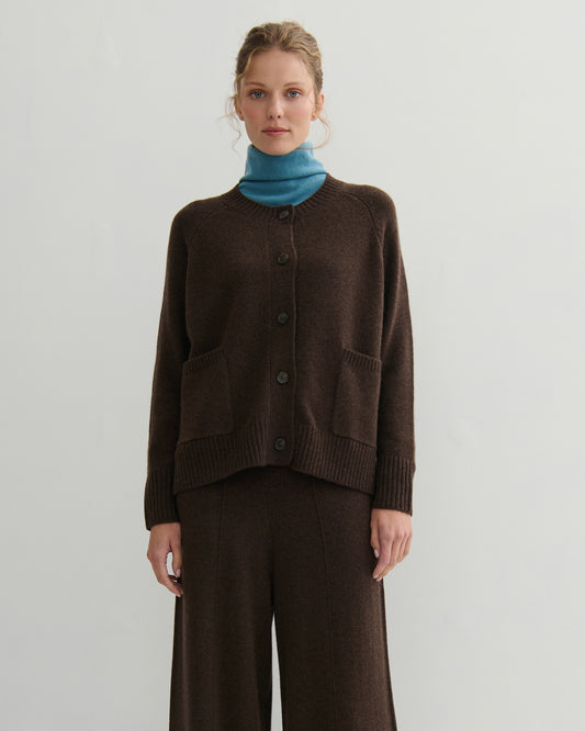 CHUNKY CREW NECK CASHMERE CARDIGAN DELUXE – CHOCOLATE
