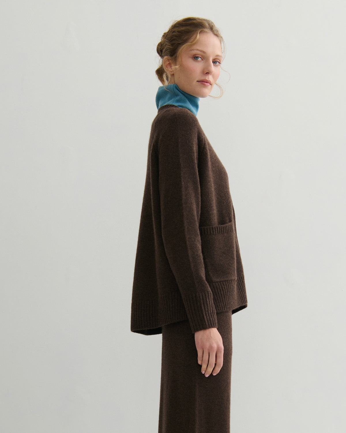 CHUNKY CREW NECK CASHMERE CARDIGAN DELUXE – CHOCOLATE