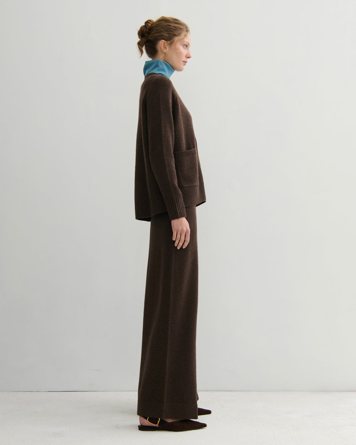 CHUNKY CREW NECK CASHMERE CARDIGAN DELUXE – CHOCOLATE