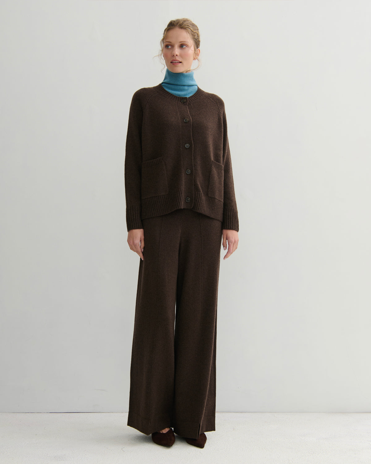 CHUNKY CREW NECK CASHMERE CARDIGAN DELUXE – CHOCOLATE