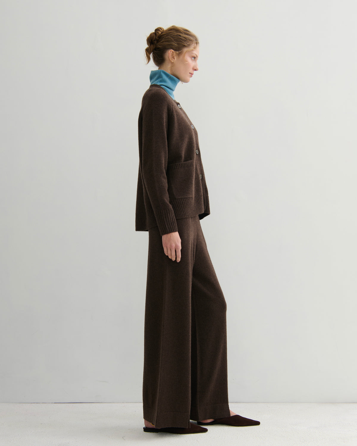 CHUNKY CREW NECK CASHMERE CARDIGAN DELUXE – CHOCOLATE