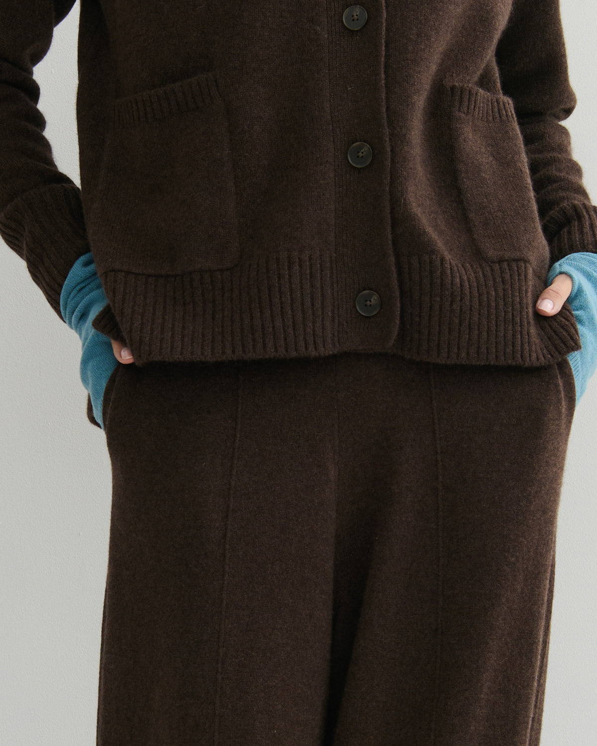 CHUNKY CREW NECK CASHMERE CARDIGAN DELUXE – CHOCOLATE