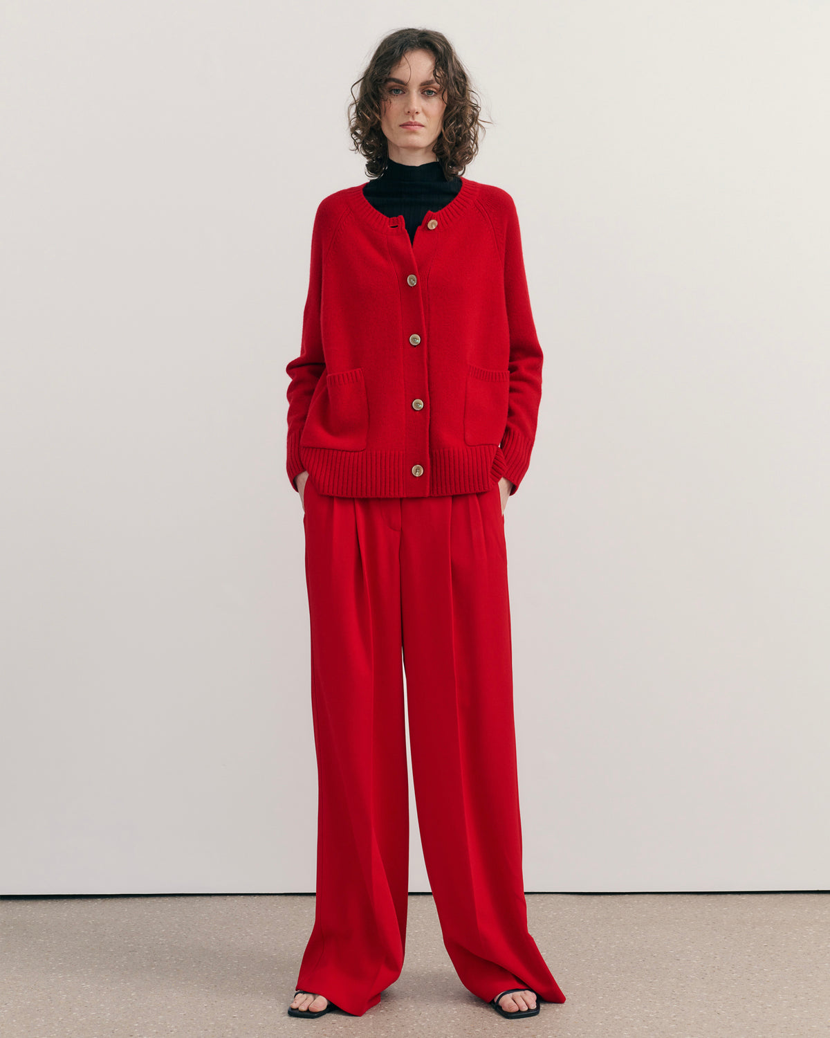 CHUNKY CREW NECK CASHMERE CARDIGAN DELUXE – SCARLET RED