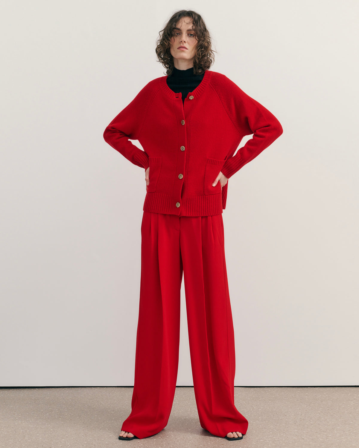 CHUNKY CREW NECK CASHMERE CARDIGAN DELUXE – SCARLET RED