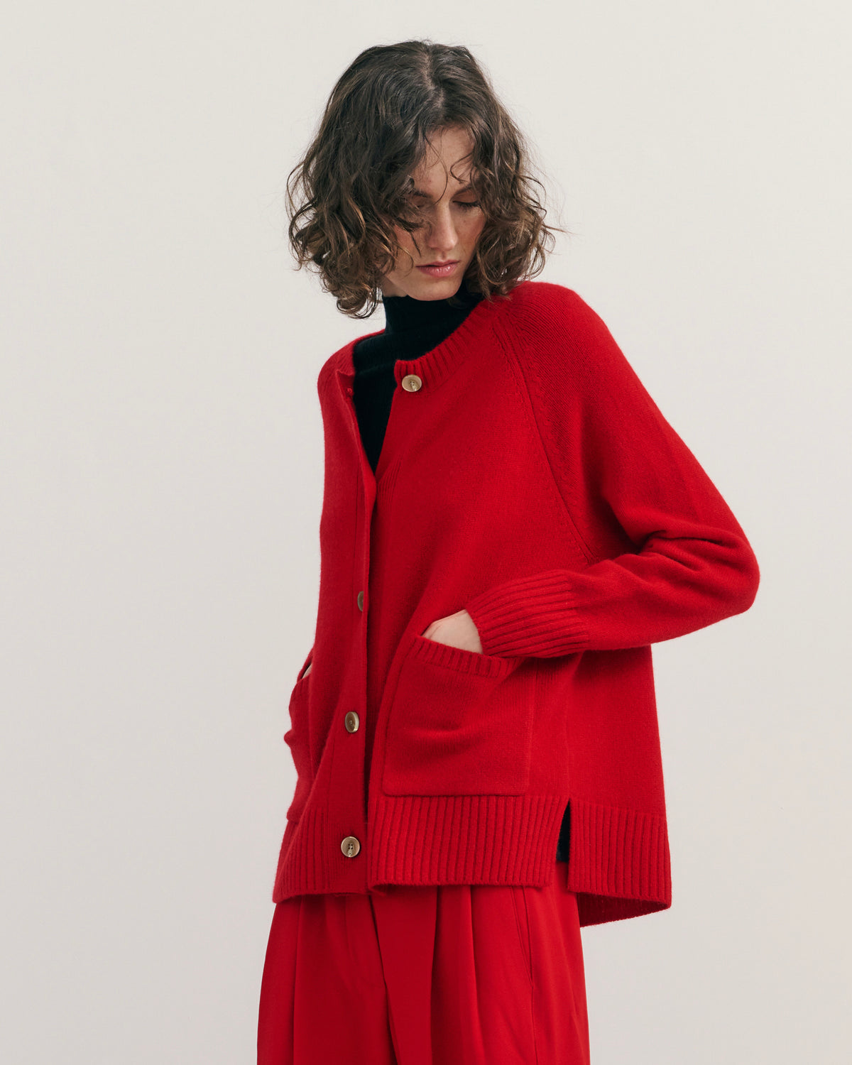 CHUNKY CREW NECK CASHMERE CARDIGAN DELUXE – SCARLET RED