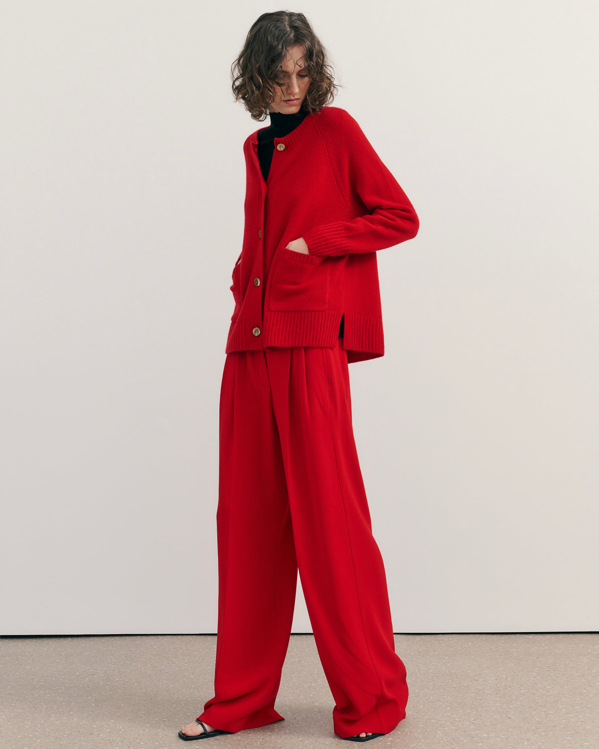 CHUNKY CREW NECK CASHMERE CARDIGAN DELUXE – SCARLET RED