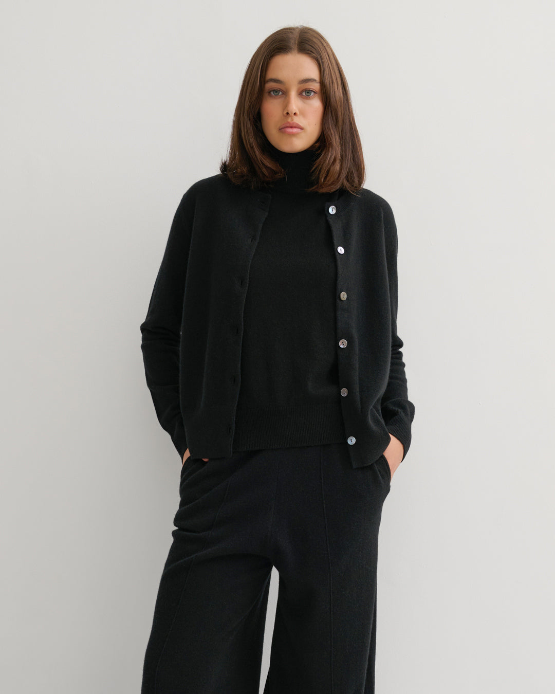 CASHMERE CREW NECK CARDIGAN - BLACK