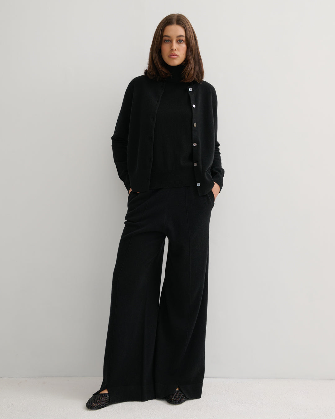 CASHMERE CREW NECK CARDIGAN - BLACK