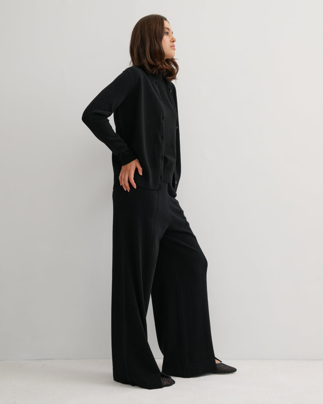 CASHMERE CREW NECK CARDIGAN - BLACK
