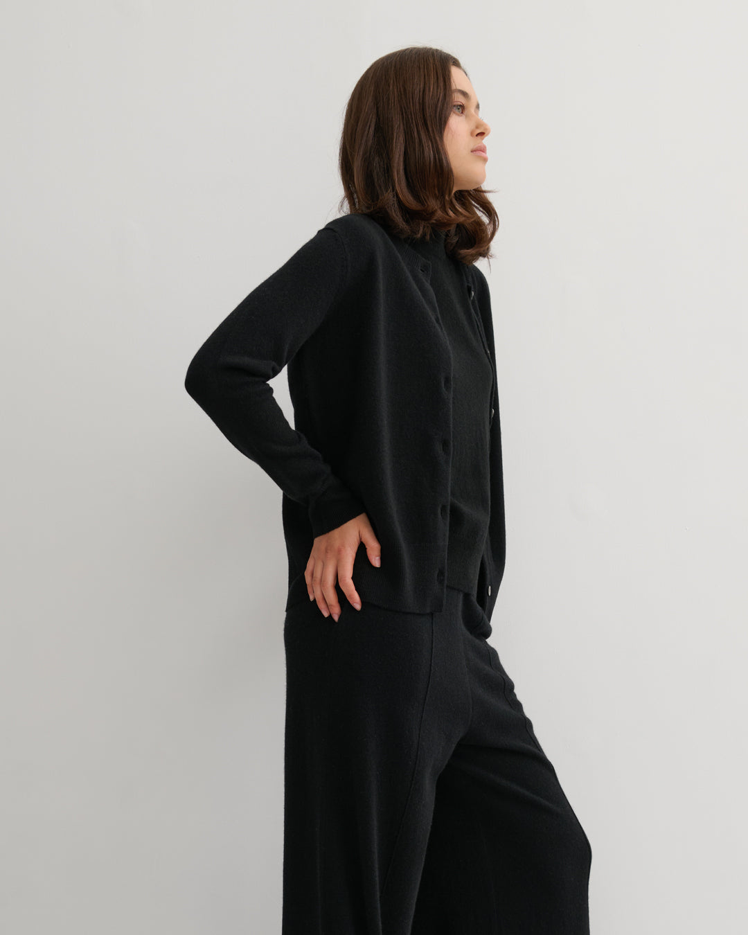 CASHMERE CREW NECK CARDIGAN - BLACK