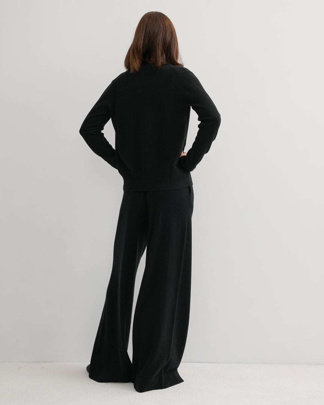 CASHMERE CREW NECK CARDIGAN - BLACK